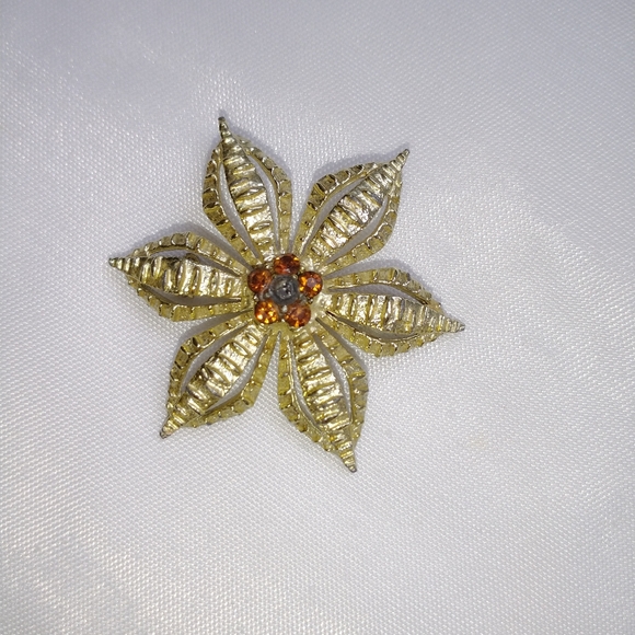 Mid Century Poinsettia Brooch - Picture 2 of 6
